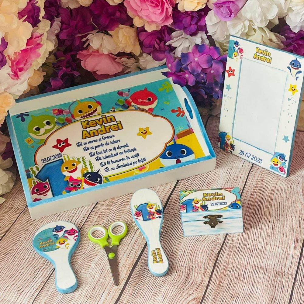Set tavita pentru taiere mot baieti, model Baby Shark UK, 6 piese, 30x20 cm